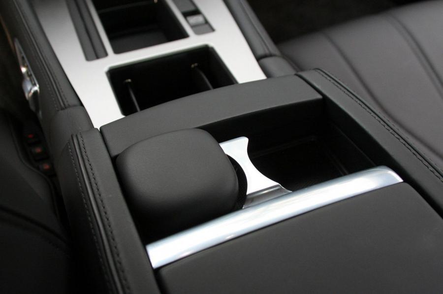 Детали интерьера Aston Martin Virage 2011 года  (NA) (фото 17 из 39)